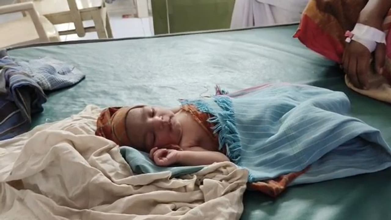 ఈ తల్లి బాధ మాటలకందనిది... కన్నబిడ్డను కళ్లారా చూడకుండానే కన్నుమూసిన భర్త (వీడియో) ఈ తల్లి బాధ మాటలకందనిది... కన్నబిడ్డను కళ్లారా చూడకుండానే కన్నుమూసిన భర్త (వీడియో)