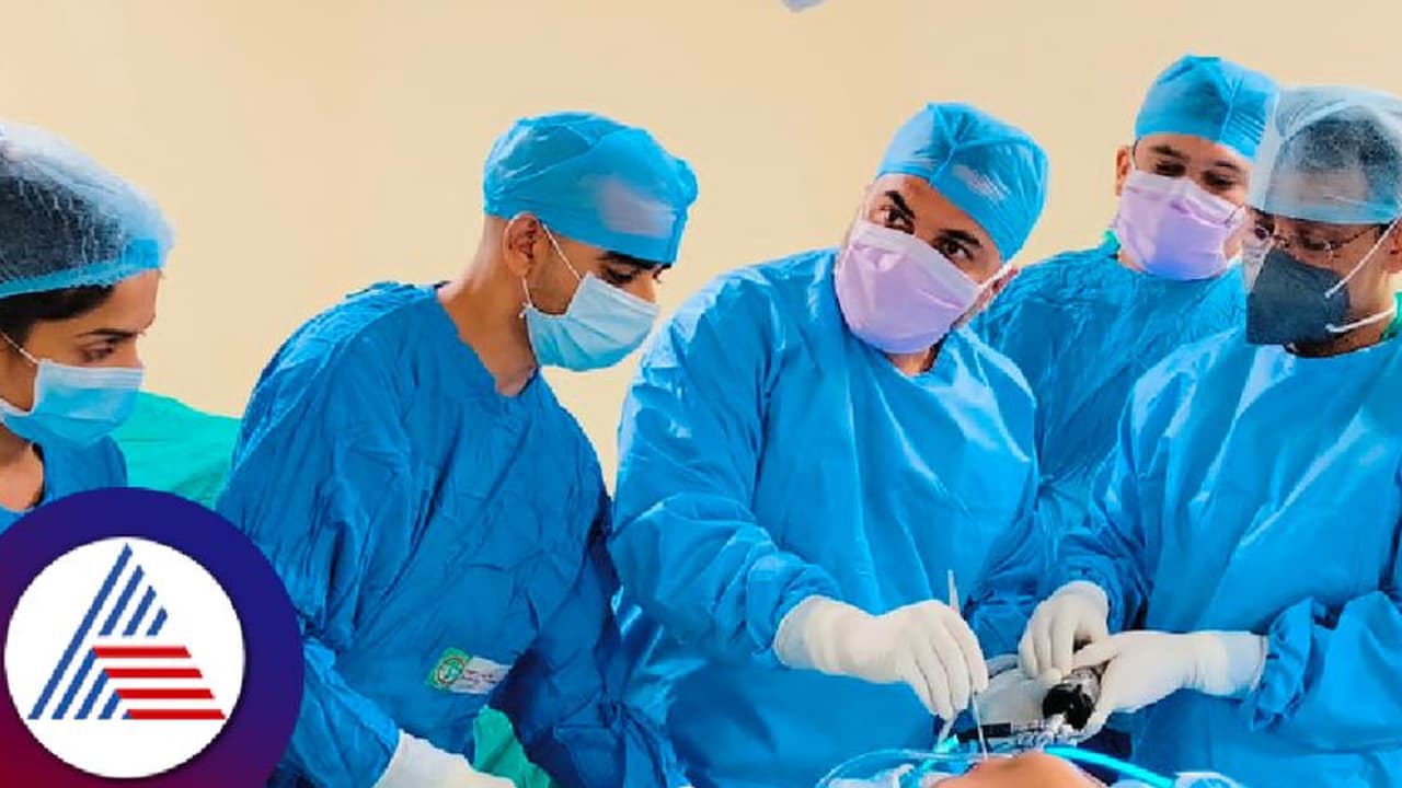 ಮಂಡಿನೋವಿನಿಂದ ಬಳಲುತ್ತಿದ್ದ ಮಹಿಳಾ ಕ್ರೀಡಾಪಟುವಿಗೆ ಸ್ವತಃ ಶಸ್ತ್ರಚಿಕಿತ್ಸೆ ನಡೆಸಿ ಮಾನವೀಯತೆ ಮೆರೆದ ಶಾಸಕ ಡಾ.ರಂಗನಾಥ್ ಮಂಡಿನೋವಿನಿಂದ ಬಳಲುತ್ತಿದ್ದ ಮಹಿಳಾ ಕ್ರೀಡಾಪಟುವಿಗೆ ಸ್ವತಃ ಶಸ್ತ್ರಚಿಕಿತ್ಸೆ ನಡೆಸಿ ಮಾನವೀಯತೆ ಮೆರೆದ ಶಾಸಕ ಡಾ.ರಂಗನಾಥ್