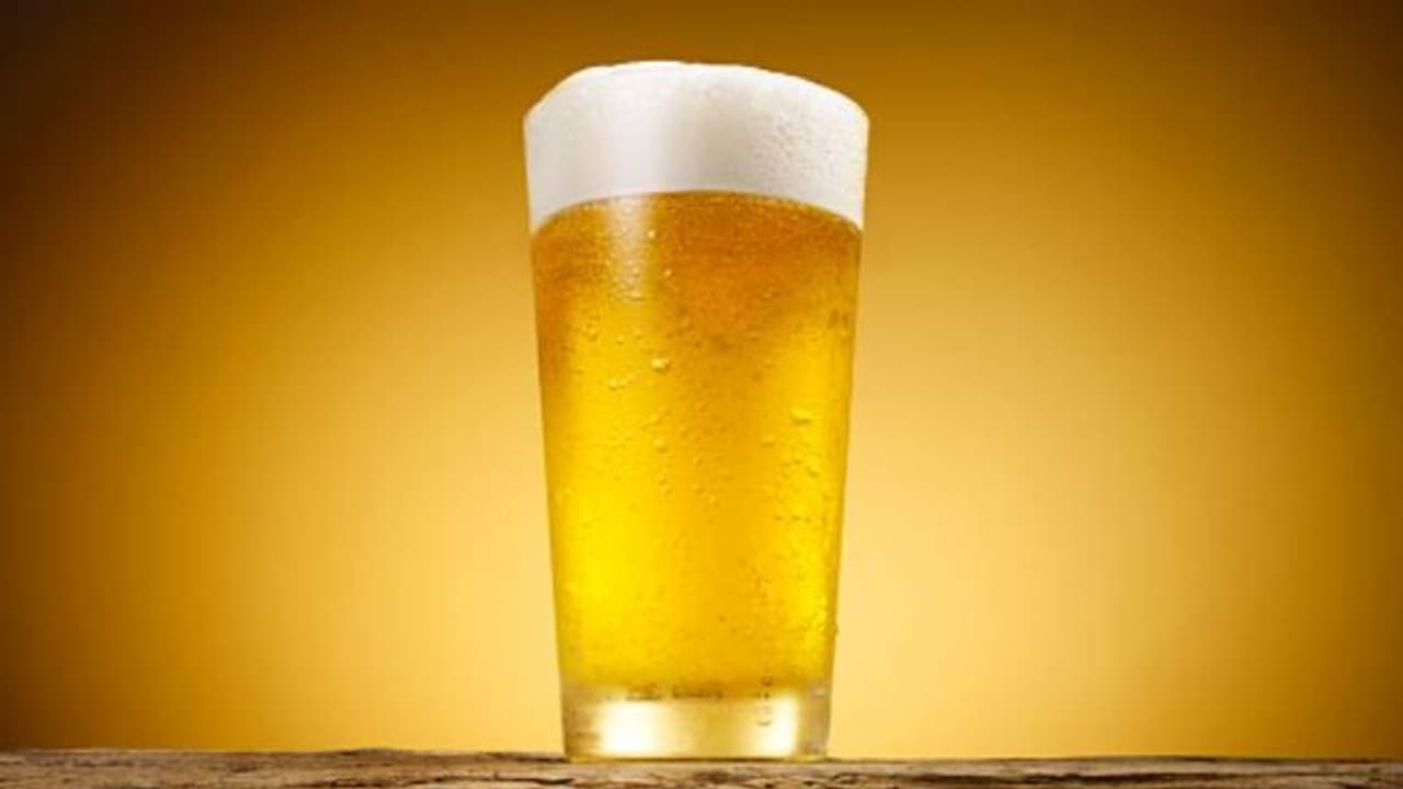 ബിയര്‍ നിര്‍മ്മിക്കുന്നതിലേക്ക് മൂത്രമൊഴിച്ച് തൊഴിലാളി, സോഷ്യൽ മീഡിയയിൽ പ്രചരിച്ച് വീഡിയോ, പിന്നാലെ...