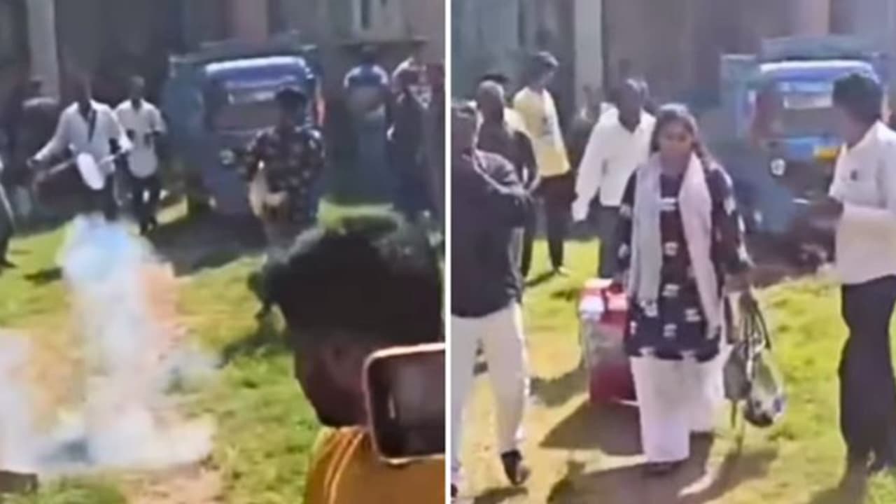 വിവാഹമോചിതയായി തിരിച്ചെത്തുന്ന മകളെ സ്വീകരിക്കാൻ വൻ ആഘോഷം, ഘോഷയാത്ര; പിതാവിന്റെ വീഡിയോ വൈറൽ വിവാഹമോചിതയായി തിരിച്ചെത്തുന്ന മകളെ സ്വീകരിക്കാൻ വൻ ആഘോഷം, ഘോഷയാത്ര; പിതാവിന്റെ വീഡിയോ വൈറൽ