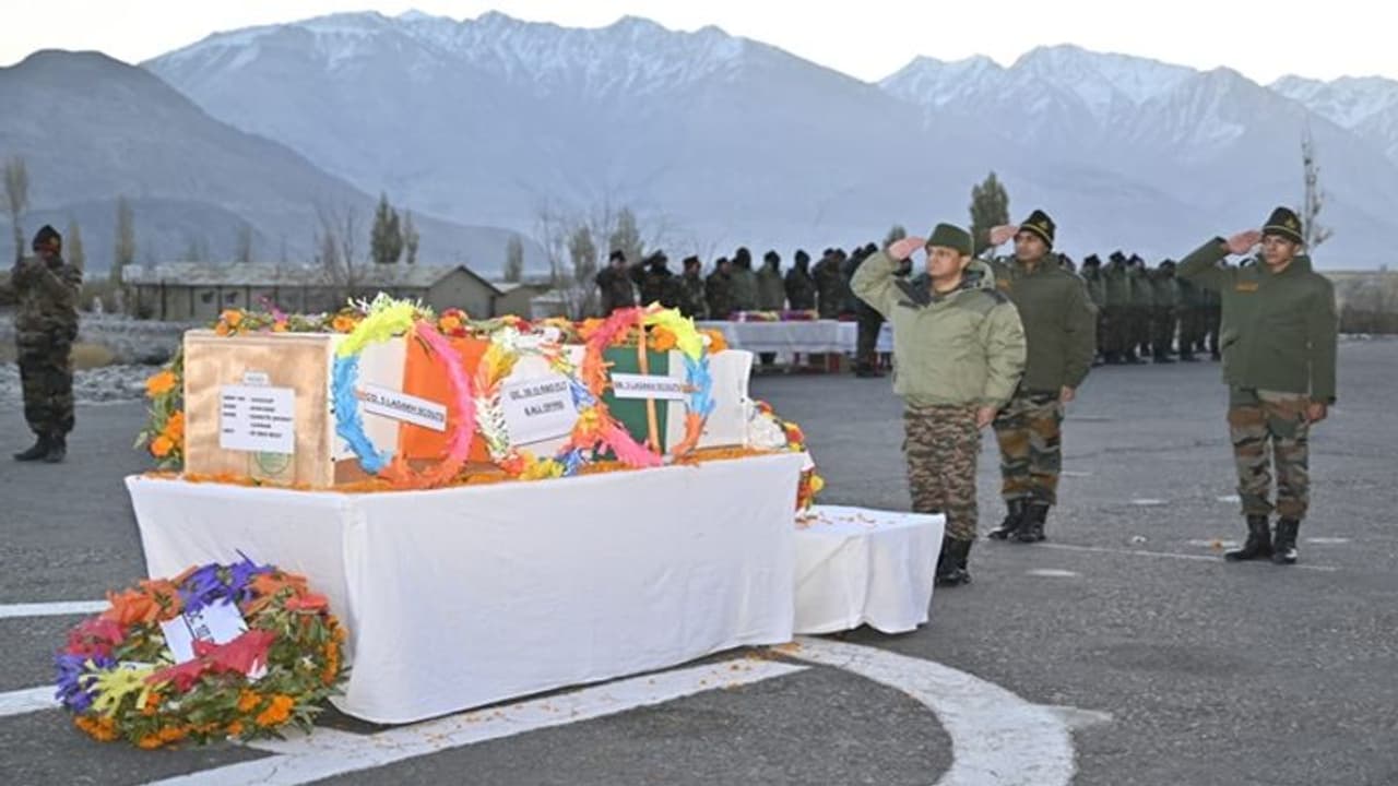 சியாச்சினில் அக்னிவீர் மரணம்: இந்திய ராணுவம் மரியாதை! சியாச்சினில் அக்னிவீர் மரணம்: இந்திய ராணுவம் மரியாதை!