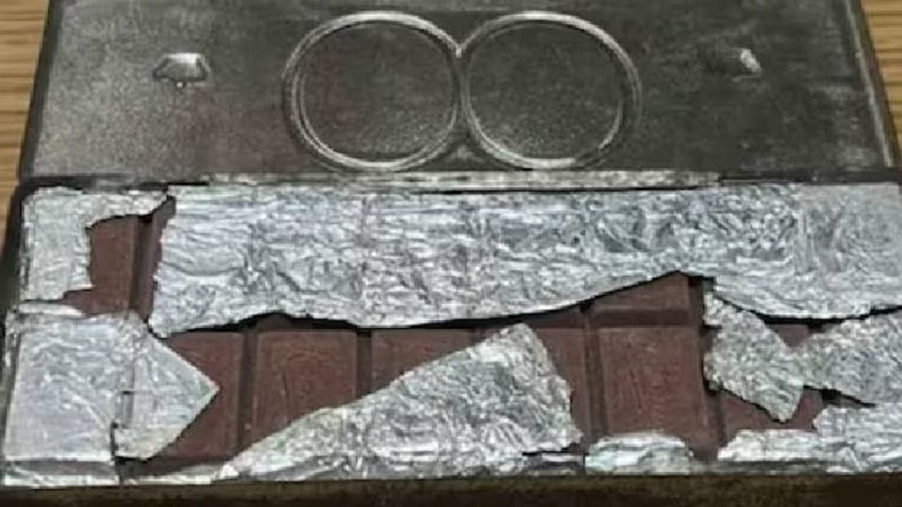 മരിച്ചുപോയ അമ്മ സൂക്ഷിച്ചുവെച്ച 1935 ലെ ചോക്ലേറ്റ് കണ്ടെത്തി മകൾ, അതിന് പിന്നിലെ ഹൃദയസ്പർശിയായ കഥ മരിച്ചുപോയ അമ്മ സൂക്ഷിച്ചുവെച്ച 1935 ലെ ചോക്ലേറ്റ് കണ്ടെത്തി മകൾ, അതിന് പിന്നിലെ ഹൃദയസ്പർശിയായ കഥ