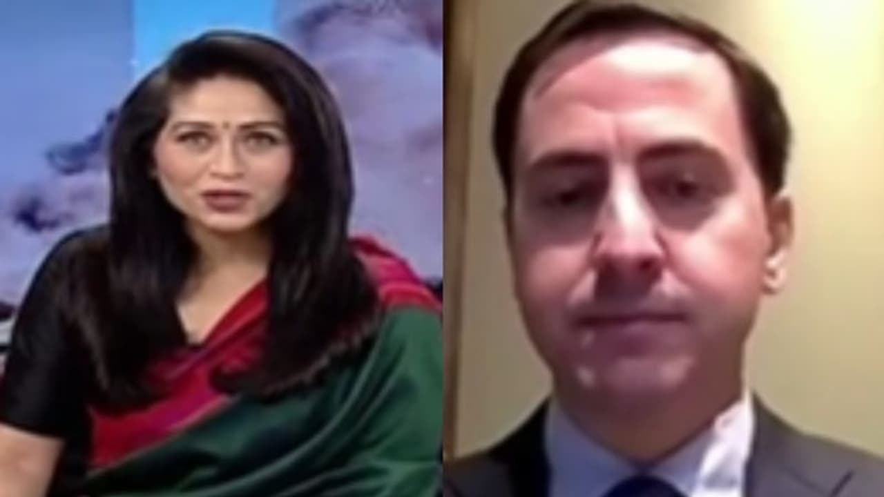 ചുവന്ന കരയുള്ള പച്ച സാരിയും കറുത്ത ബ്ലൗസും ധരിച്ച് അവതാരക; ചര്‍ച്ചക്കിടെ ദേഷ്യപ്പെട്ട് ഇസ്രയേലുകാരന്‍