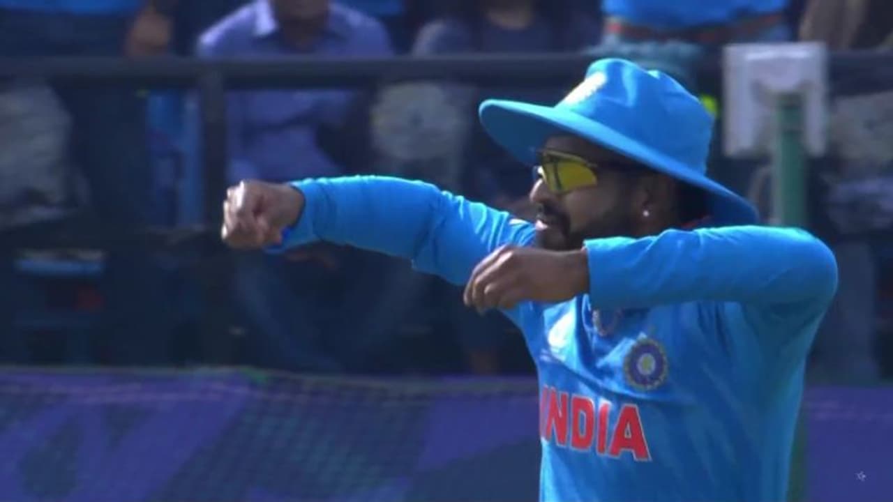 India vs New Zealand, Best Fielder: சிறப்பான கேட்ச்: பீல்டிங் பயிற்சியாளரிடம் பதக்கம் கேட்ட ஷ்ரேயாஸ் ஐயர்!