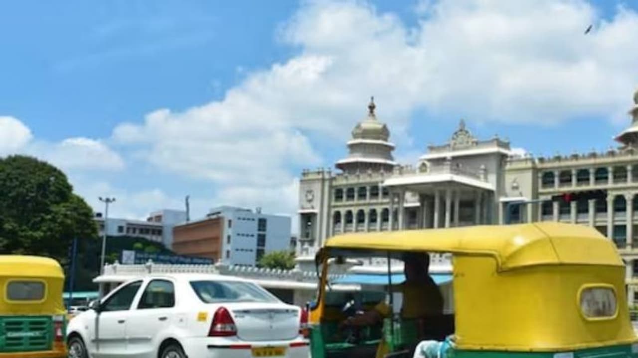 ശരീരത്തിൽ മയക്കുമരുന്നുവച്ച് ഭീഷണിപ്പെടുത്തി പണം തട്ടി, കേസെടുക്കാതിരിക്കാൻ കൈക്കൂലി വേണമെന്ന് പൊലീസ്, ആരോപണം ശരീരത്തിൽ മയക്കുമരുന്നുവച്ച് ഭീഷണിപ്പെടുത്തി പണം തട്ടി, കേസെടുക്കാതിരിക്കാൻ കൈക്കൂലി വേണമെന്ന് പൊലീസ്, ആരോപണം