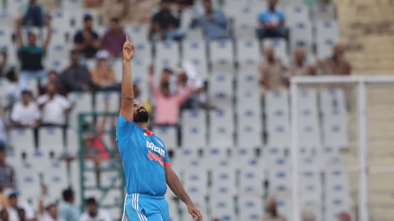 തിരിച്ചുവരവിൽ ആദ്യ പന്തിൽ വിക്കറ്റെടുത്ത് ഷമിയുടെ പ്രതികാരം; അനായാസ ക്യാച്ച് കൈവിട്ട് ജഡേജ