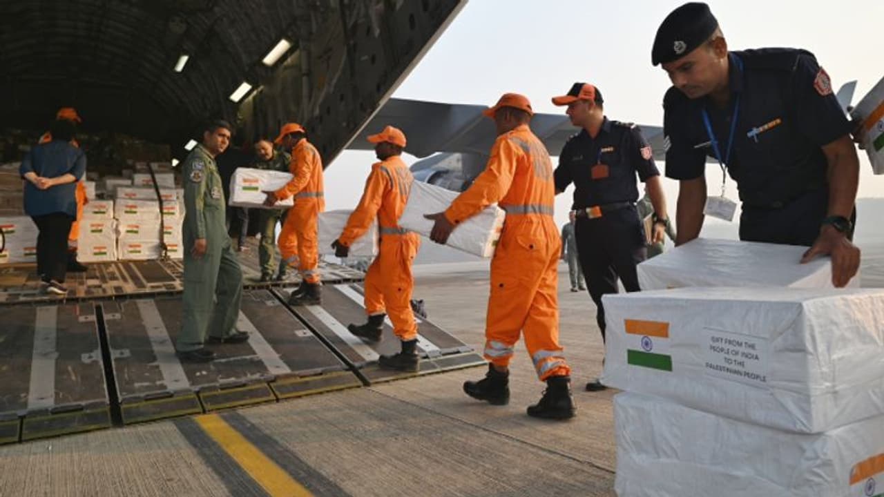 உயிர் காக்கும் மருந்துகள்.. இந்திய மக்கள் அளித்த அத்யாவசிய பொருட்கள் காசாவிற்கு செல்லும் விமானம்!