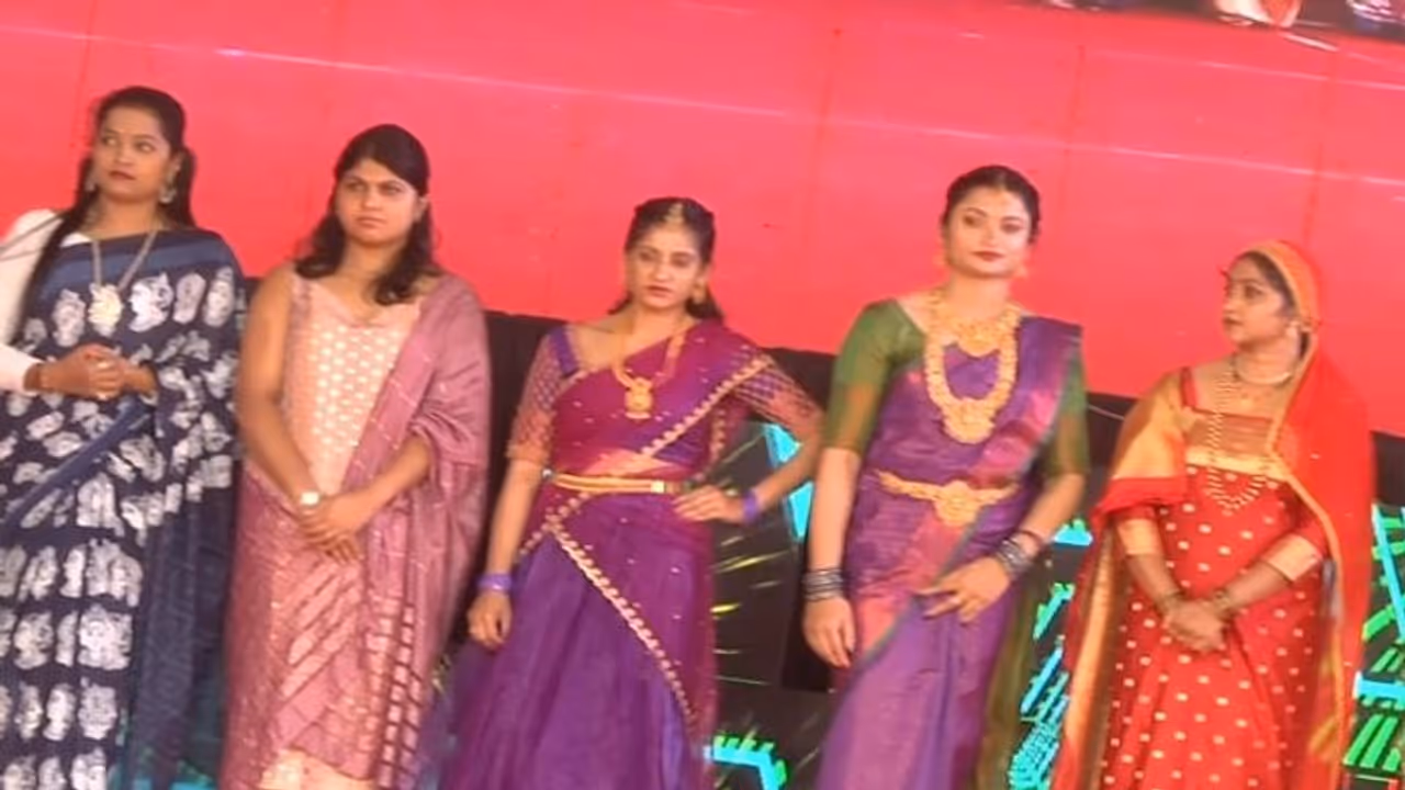 ಮಡಿಕೇರಿಯಲ್ಲಿ ದಸರಾ ಸಂಭ್ರಮ: ಫ್ಯಾಷನ್ ಶೋ, ಕಬ್ಬಡಿ ಸ್ಪರ್ಧೆಗಳಲ್ಲಿ ಭಾಗವಹಿಸಿ ಮಹಿಳೆಯರು ಫುಲ್ ಖುಷ್