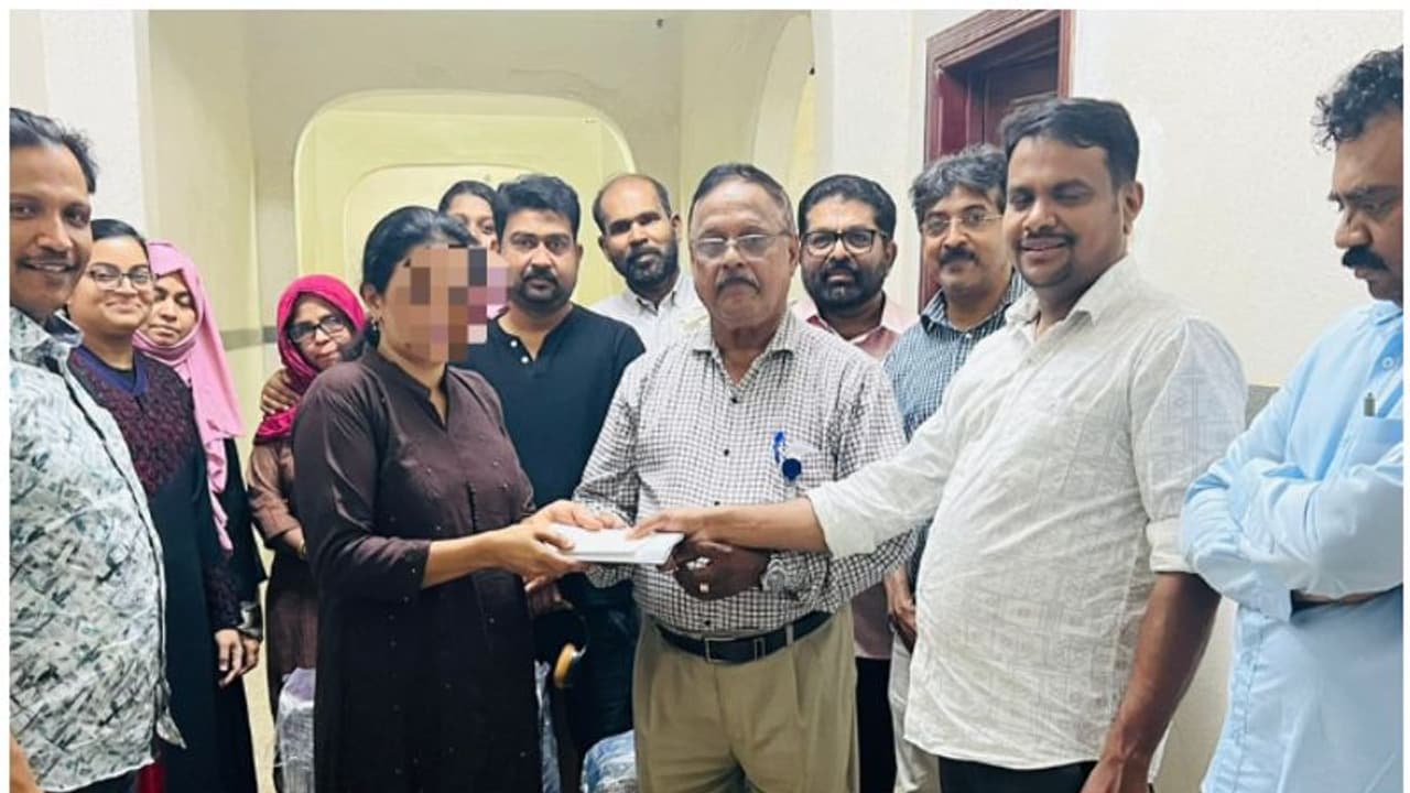 ശമ്പളമില്ലാതെ ജോലി, കുടുസു മുറിയില് ദുരിത ജീവിതം; ഏജന്റ് കയ്യൊഴിഞ്ഞു, ഒടുവില് മലയാളി നാടണഞ്ഞു ശമ്പളമില്ലാതെ ജോലി, കുടുസു മുറിയില് ദുരിത ജീവിതം; ഏജന്റ് കയ്യൊഴിഞ്ഞു, ഒടുവില് മലയാളി നാടണഞ്ഞു