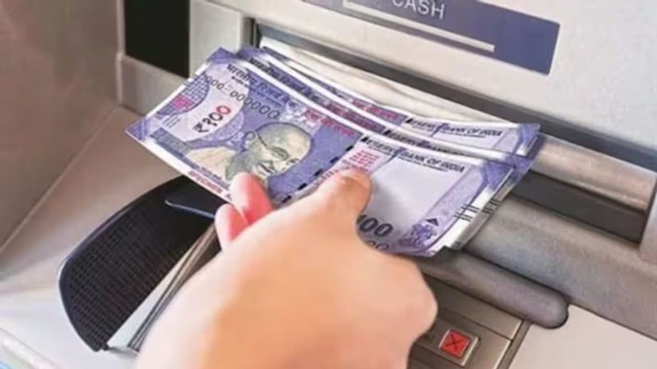 அக்டோபர் 31க்குப் பிறகு ஏடிஎம்மில் பணம் எடுக்க முடியாது.. மக்களே உஷார்..! அக்டோபர் 31க்குப் பிறகு ஏடிஎம்மில் பணம் எடுக்க முடியாது.. மக்களே உஷார்..!