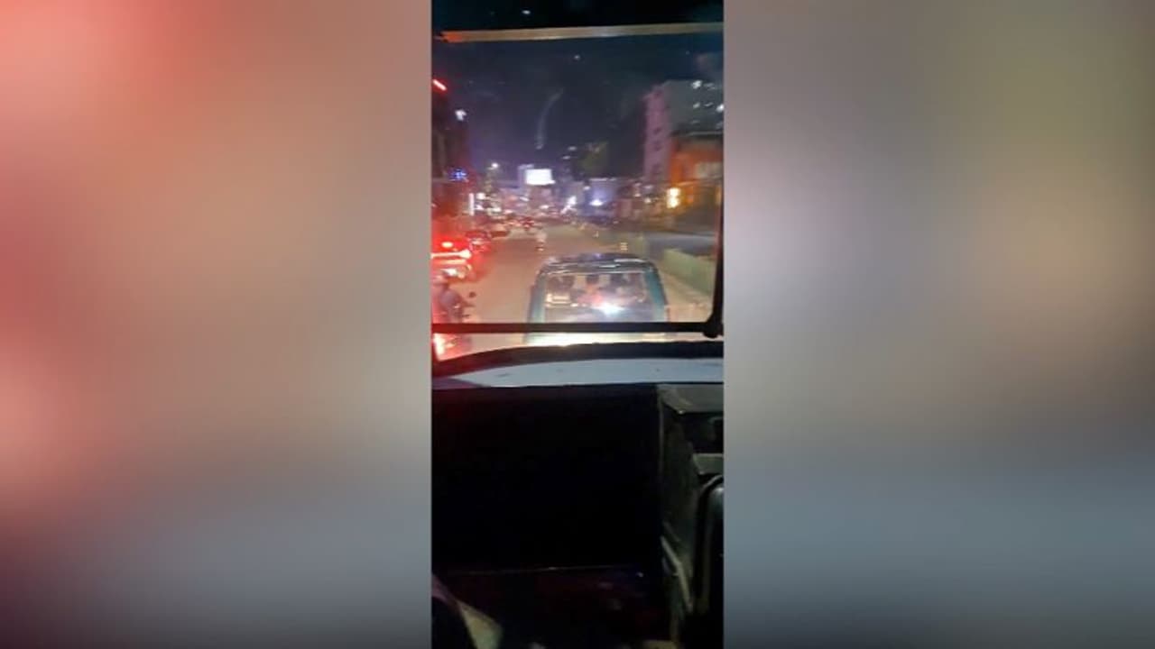 സഡൻ ബ്രേക്കിട്ടും കുറുകെ സഞ്ചരിച്ചും കെഎസ്ആർടിസി ബസിന് തടസം നിന്ന് യുവാക്കളുടെ പോർവിളി സഡൻ ബ്രേക്കിട്ടും കുറുകെ സഞ്ചരിച്ചും കെഎസ്ആർടിസി ബസിന് തടസം നിന്ന് യുവാക്കളുടെ പോർവിളി