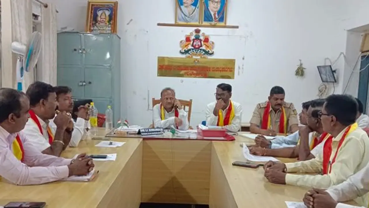 ಇದೆಂಥ ನಿರ್ಲಕ್ಷ್ಯ; ರಾಜ್ಯೋತ್ಸವ ಪೂರ್ವಭಾವಿ ಸಭೆಗೆ ಅಧಿಕಾರಿಗಳೇ ಗೈರು ! ಇದೆಂಥ ನಿರ್ಲಕ್ಷ್ಯ; ರಾಜ್ಯೋತ್ಸವ ಪೂರ್ವಭಾವಿ ಸಭೆಗೆ ಅಧಿಕಾರಿಗಳೇ ಗೈರು !