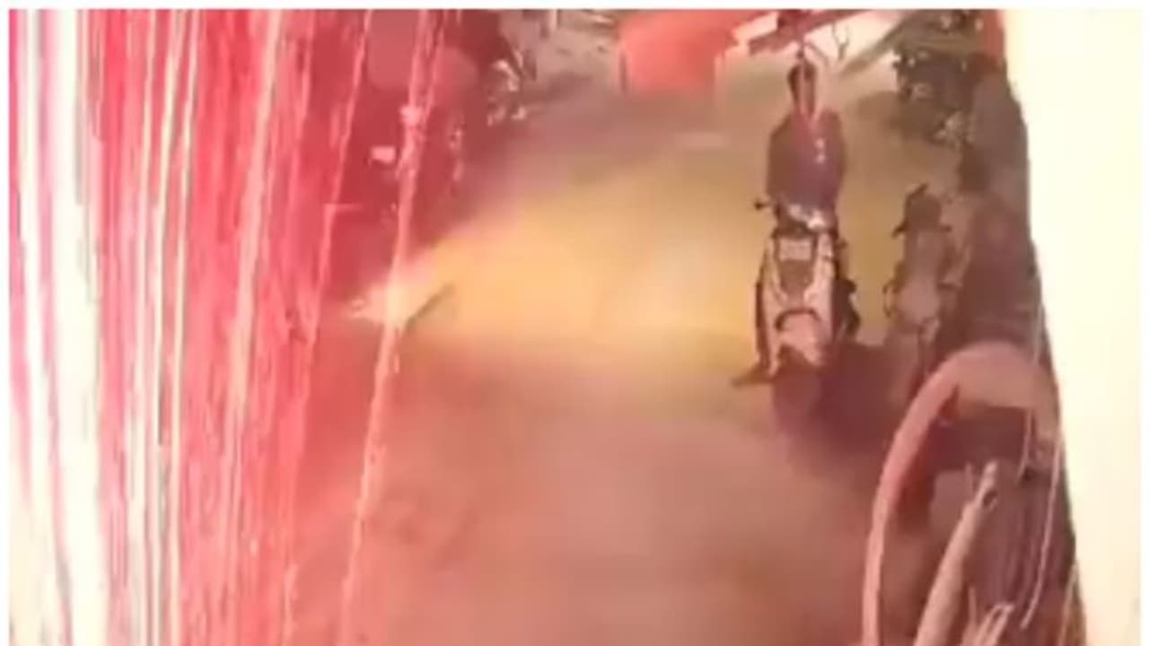 തെരുവില് പടക്കം പൊട്ടിച്ചു; കാല്നട യാത്രക്കാരനായ 11 കാരന്റെ കാഴ്ചപ്പോയി; ഞെട്ടിപ്പിക്കുന്ന വീഡിയോ ! തെരുവില് പടക്കം പൊട്ടിച്ചു; കാല്നട യാത്രക്കാരനായ 11 കാരന്റെ കാഴ്ചപ്പോയി; ഞെട്ടിപ്പിക്കുന്ന വീഡിയോ !