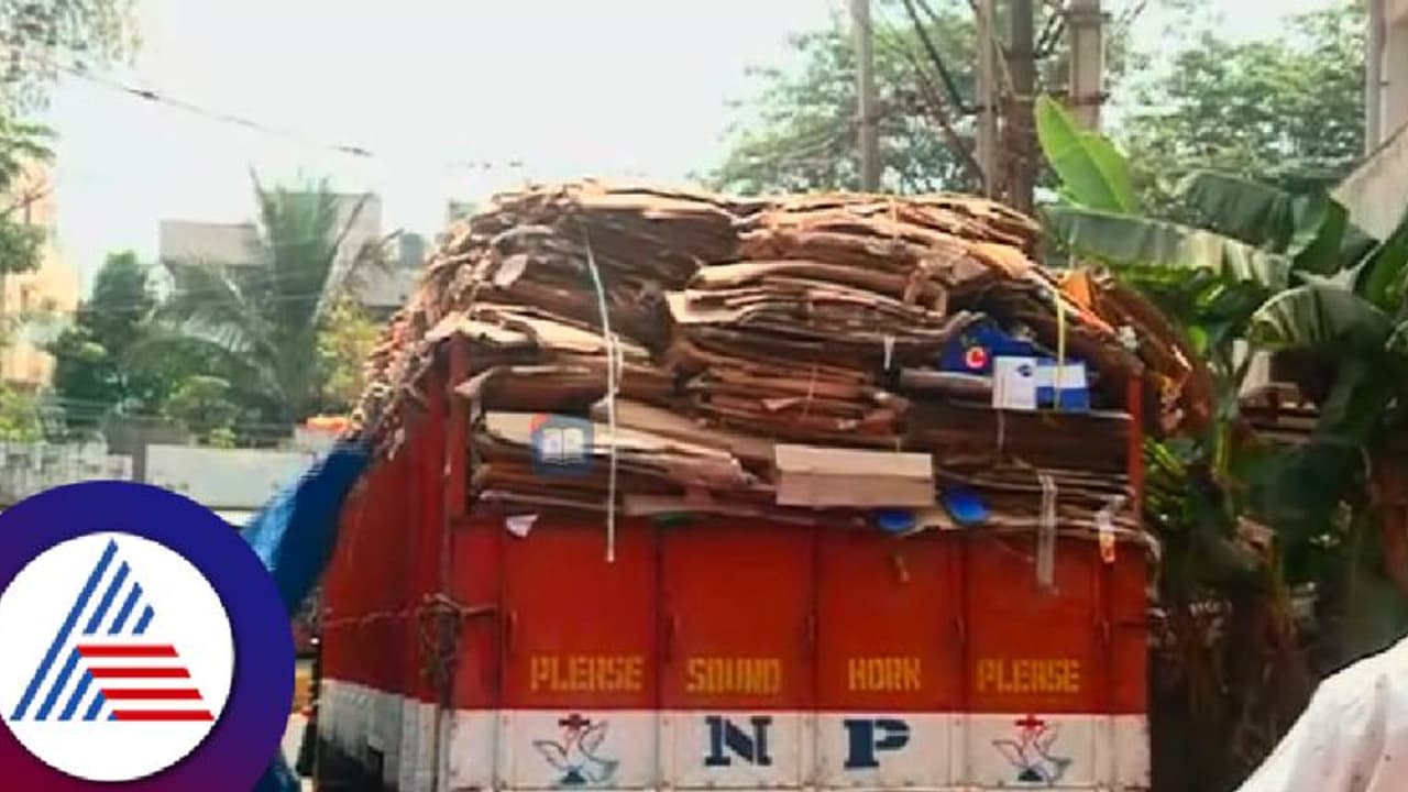 ಮೇಲೆ ಖಾಲಿ ರಟ್ಟು, ಮಧ್ಯೆ ₹43 ಲಕ್ಷ ಮದ್ಯ! ಗೋವಾದಿಂದ ತೆಲಂಗಾಣಕ್ಕೆ ಸಾಗುತ್ತಿದ್ದ ವಾಹನ ಜಪ್ತಿ! ಮೇಲೆ ಖಾಲಿ ರಟ್ಟು, ಮಧ್ಯೆ ₹43 ಲಕ್ಷ ಮದ್ಯ! ಗೋವಾದಿಂದ ತೆಲಂಗಾಣಕ್ಕೆ ಸಾಗುತ್ತಿದ್ದ ವಾಹನ ಜಪ್ತಿ!