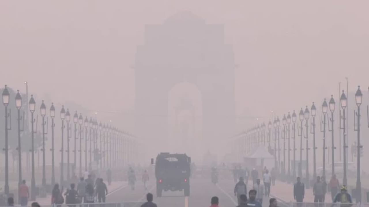 'ശ്വാസം മുട്ടി' രാജ്യ തലസ്ഥാനം!, വായു മലിനീകരണം രൂക്ഷമായി തുടരുന്നു, കടുത്ത നിയന്ത്രണങ്ങള് അറിയാം 'ശ്വാസം മുട്ടി' രാജ്യ തലസ്ഥാനം!, വായു മലിനീകരണം രൂക്ഷമായി തുടരുന്നു, കടുത്ത നിയന്ത്രണങ്ങള് അറിയാം