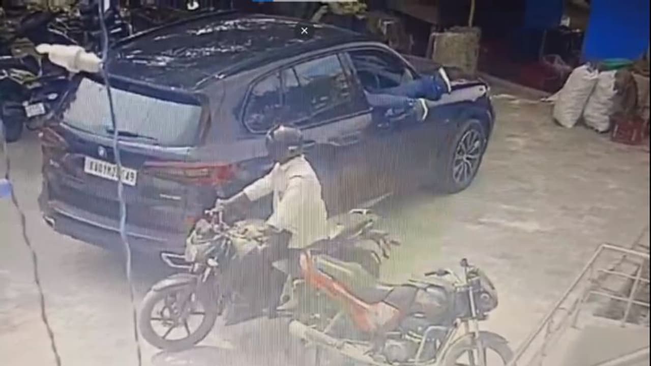 30 സെക്കന്റ് മാത്രം; ബിഎംഡബ്ല്യുവിന്റെ ചില്ല് തകര്‍ത്ത് 14 ലക്ഷം കവര്‍ന്നു; യുവാക്കള്‍ക്കായി അന്വേഷണം