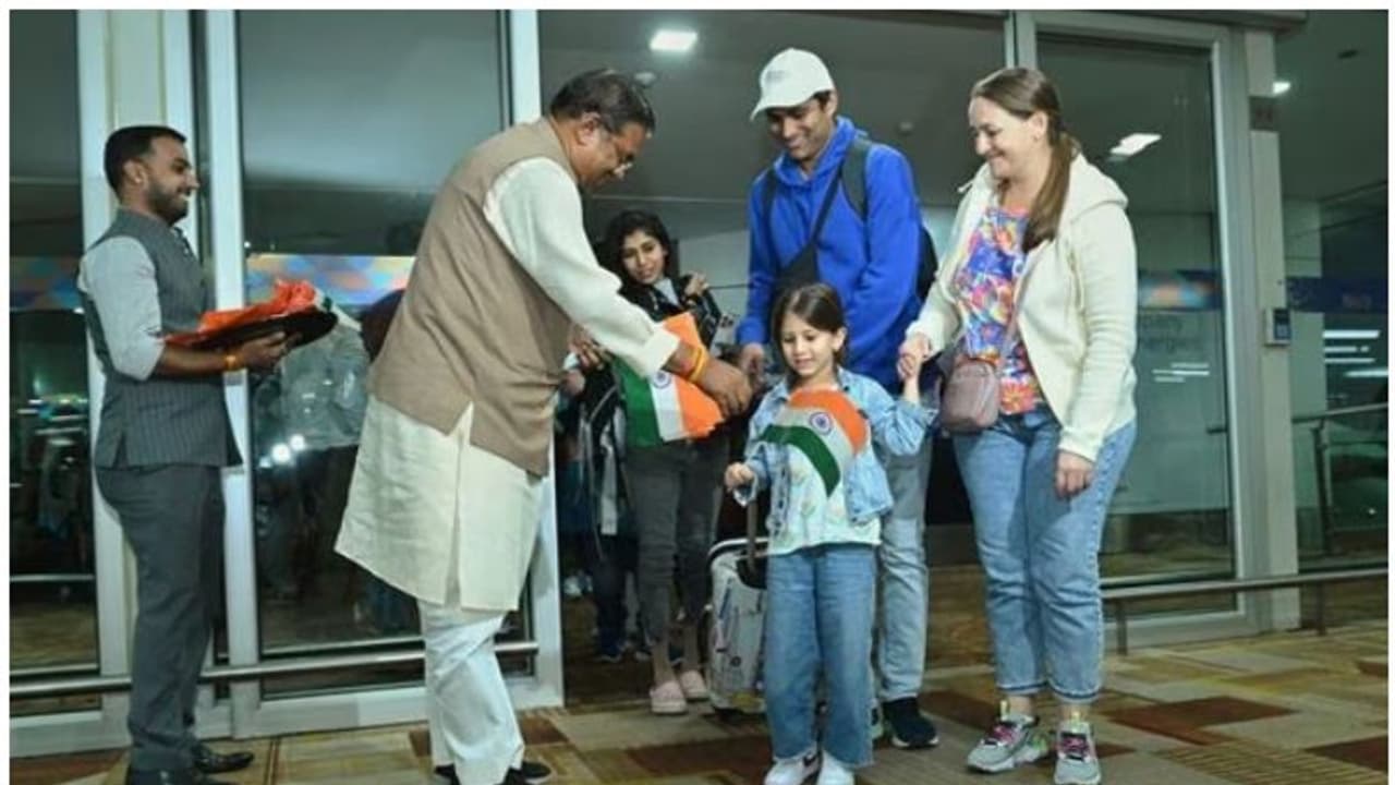 26 മലയാളികളടക്കം 143 പേർ, ഇസ്രയേലിൽ നിന്ന് തിരിച്ചെത്തിയ ആശ്വാസത്തിൽ ഇന്ത്യക്കാർ 