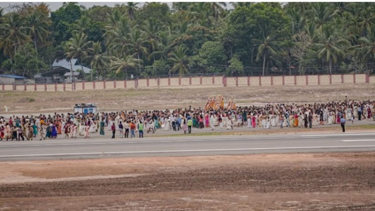 അൽപശി ആറാട്ട്: തിരുവനന്തപുരം വിമാനത്താവളത്തില് ഇന്ന് അഞ്ച് മണിക്കൂര് സര്വീസുകള് നിര്ത്തിവെയ്ക്കും അൽപശി ആറാട്ട്: തിരുവനന്തപുരം വിമാനത്താവളത്തില് ഇന്ന് അഞ്ച് മണിക്കൂര് സര്വീസുകള് നിര്ത്തിവെയ്ക്കും
