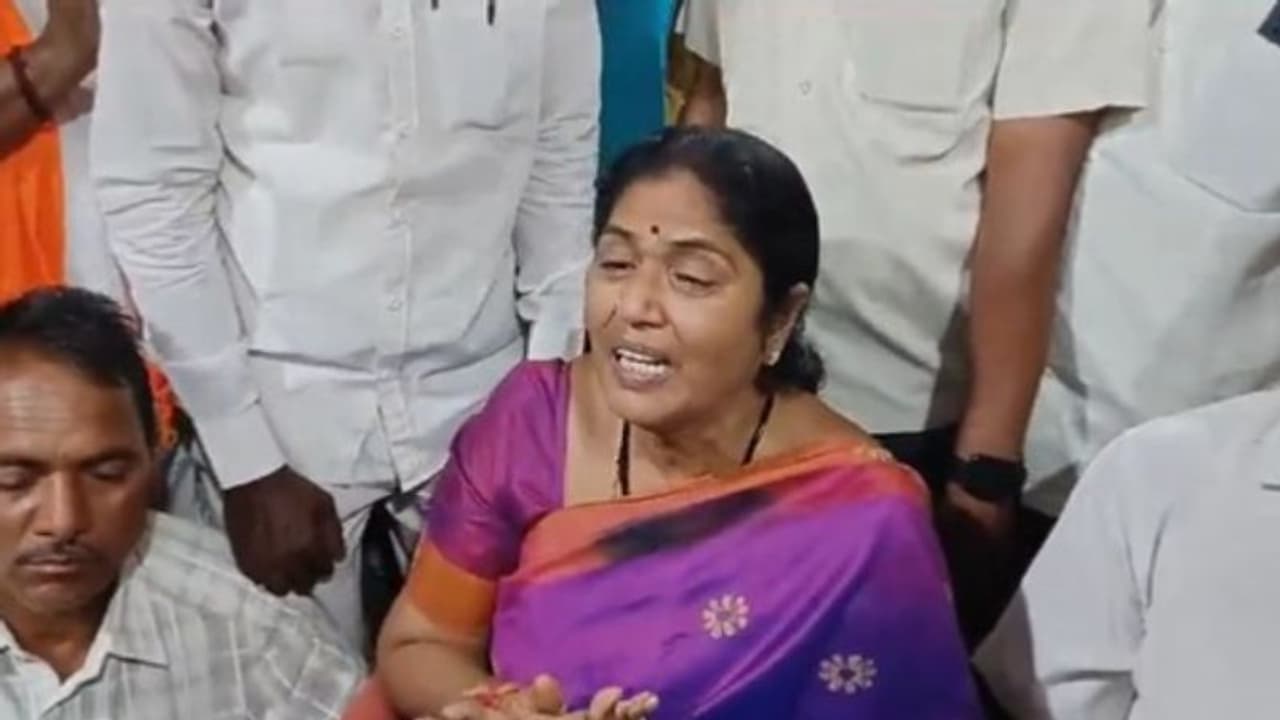 బీజేపీ అన్యాయం చేసింది.. ముథోల్ టికెట్ రాకపోవడంతో బోరున ఏడ్చేసిన రమాదేవి.. బీజేపీ అన్యాయం చేసింది.. ముథోల్ టికెట్ రాకపోవడంతో బోరున ఏడ్చేసిన రమాదేవి..