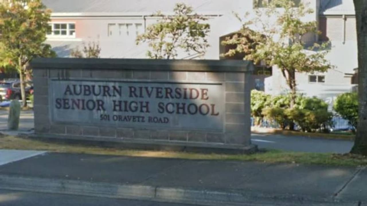 ഒറ്റദിവസം ഈ സ്കൂളിൽ അവധിയെടുത്തത് 500 ലധികം വിദ്യാർത്ഥികൾ, കാരണം... ഒറ്റദിവസം ഈ സ്കൂളിൽ അവധിയെടുത്തത് 500 ലധികം വിദ്യാർത്ഥികൾ, കാരണം...