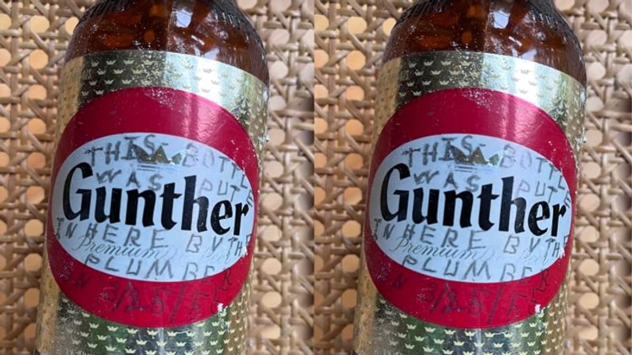 1955ರಲ್ಲಿ ಅಡಗಿಸಿಟ್ಟ ಬಿಯರ್ ಬಾಟಲ್ ಪತ್ತೆ, ಮೇಲಿತ್ತು ಮಹತ್ವದ ಸಂದೇಶ! 1955ರಲ್ಲಿ ಅಡಗಿಸಿಟ್ಟ ಬಿಯರ್ ಬಾಟಲ್ ಪತ್ತೆ, ಮೇಲಿತ್ತು ಮಹತ್ವದ ಸಂದೇಶ!