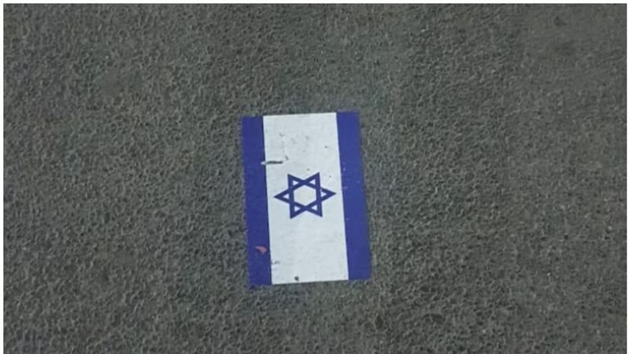 നഗരത്തിന്റെ പല ഭാഗങ്ങളിൽ നടുറോഡിൽ ഇസ്രായേല് പതാകയുടെ സ്റ്റിക്കറുകള്; കേസെടുത്ത് പൊലീസ് നഗരത്തിന്റെ പല ഭാഗങ്ങളിൽ നടുറോഡിൽ ഇസ്രായേല് പതാകയുടെ സ്റ്റിക്കറുകള്; കേസെടുത്ത് പൊലീസ്