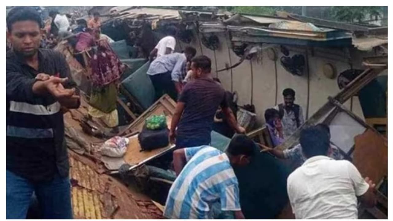 ബംഗ്ലാദേശിൽ പാസഞ്ചർ ട്രെയിനും ഗുഡ്സ് ട്രെയിനും കൂട്ടിയിടിച്ചു; 15 മരണം, നിരവധിപേർക്ക് പരിക്ക് ബംഗ്ലാദേശിൽ പാസഞ്ചർ ട്രെയിനും ഗുഡ്സ് ട്രെയിനും കൂട്ടിയിടിച്ചു; 15 മരണം, നിരവധിപേർക്ക് പരിക്ക്