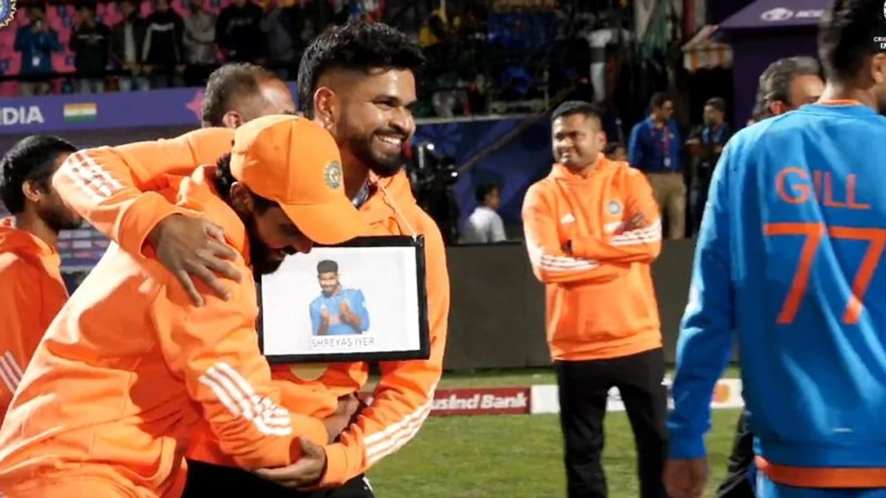 வித்தியாசமான முறையில் ஷ்ரேயாஸூக்கு பதக்கம்; கேமராவில் வந்த போட்டோவை கழுத்தில் மாலையாக அணிந்த ஷ்ரேயாஸ்! வித்தியாசமான முறையில் ஷ்ரேயாஸூக்கு பதக்கம்; கேமராவில் வந்த போட்டோவை கழுத்தில் மாலையாக அணிந்த ஷ்ரேயாஸ்!