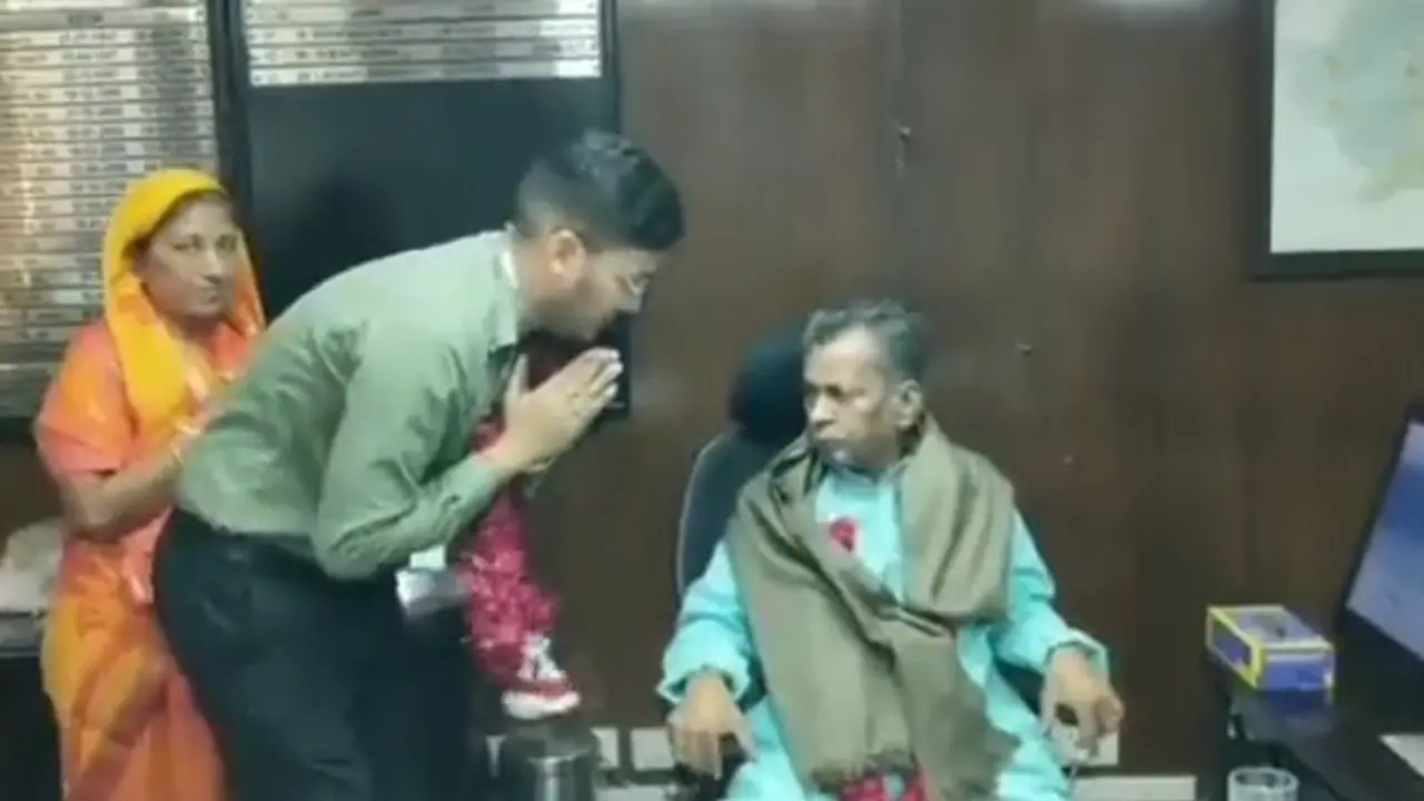 ಕೈಮುಗಿದು ಸ್ವಾಮೀಜಿ ಸ್ವಾಗತಿಸಿ ಕಚೇರಿ ಕುರ್ಚಿಯಲ್ಲಿ ಕೂರಿಸಿದ ಜಿಲ್ಲಾಧಿಕಾರಿಗೆ ಸಂಕಷ್ಟ! ಕೈಮುಗಿದು ಸ್ವಾಮೀಜಿ ಸ್ವಾಗತಿಸಿ ಕಚೇರಿ ಕುರ್ಚಿಯಲ್ಲಿ ಕೂರಿಸಿದ ಜಿಲ್ಲಾಧಿಕಾರಿಗೆ ಸಂಕಷ್ಟ!