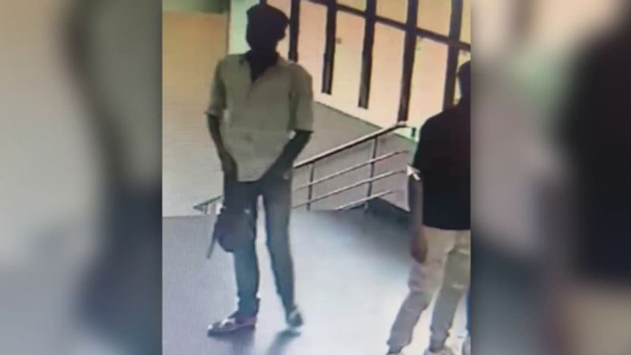 സിനിമാ പ്രദർശനത്തിനിടെ നഗ്നനായി മുട്ടിൽ ഇഴഞ്ഞ് സീറ്റുകളിലേക്ക്; തിയേറ്ററിൽ മോഷണം നടത്തിയ പ്രതി സിസി ടിവിയിൽ സിനിമാ പ്രദർശനത്തിനിടെ നഗ്നനായി മുട്ടിൽ ഇഴഞ്ഞ് സീറ്റുകളിലേക്ക്; തിയേറ്ററിൽ മോഷണം നടത്തിയ പ്രതി സിസി ടിവിയിൽ