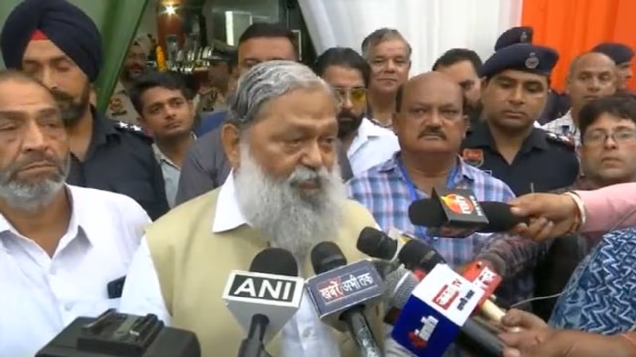 Haryana HM Anil Vij tells DGP to suspend 372 cops; Here's why Haryana HM Anil Vij tells DGP to suspend 372 cops; Here's why
