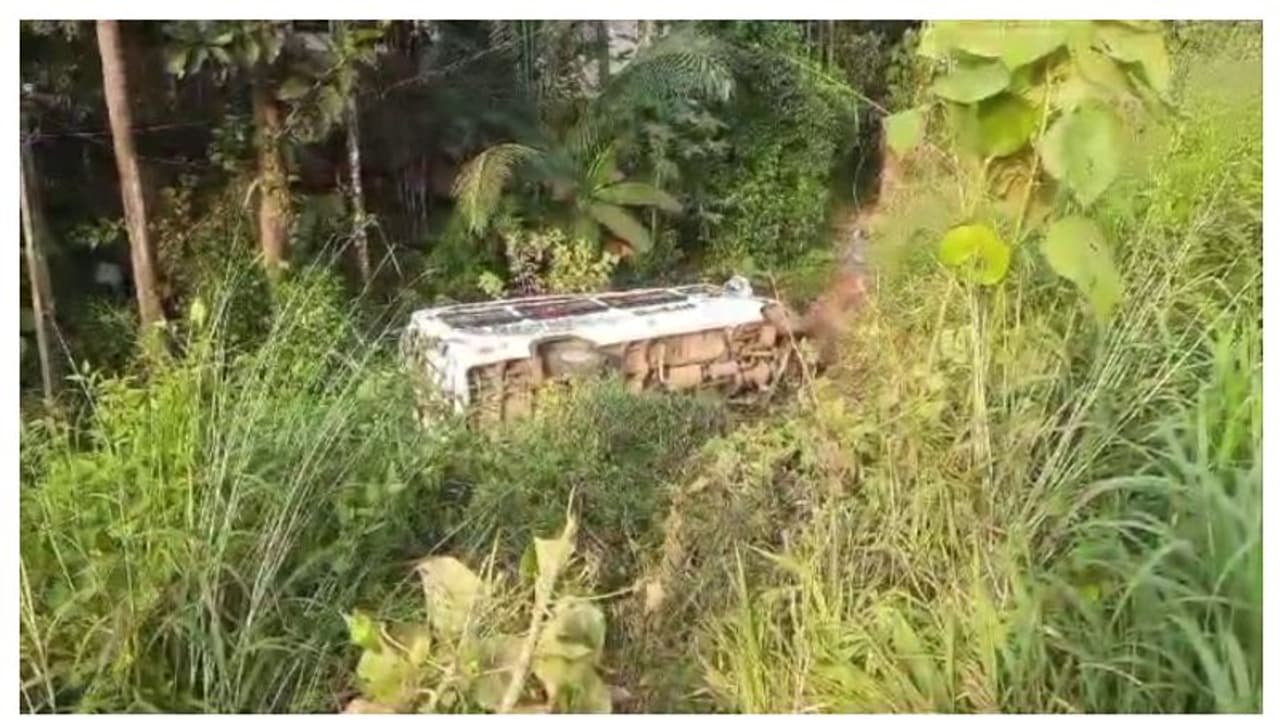 വടകര മടപ്പള്ളിയിൽ ദേശീയ പാതയിൽ ട്രാവലർ താഴ്ച്ചയിലേക്ക് മറിഞ്ഞ് അപകടം; ഒരു സ്ത്രീ മരിച്ചു വടകര മടപ്പള്ളിയിൽ ദേശീയ പാതയിൽ ട്രാവലർ താഴ്ച്ചയിലേക്ക് മറിഞ്ഞ് അപകടം; ഒരു സ്ത്രീ മരിച്ചു