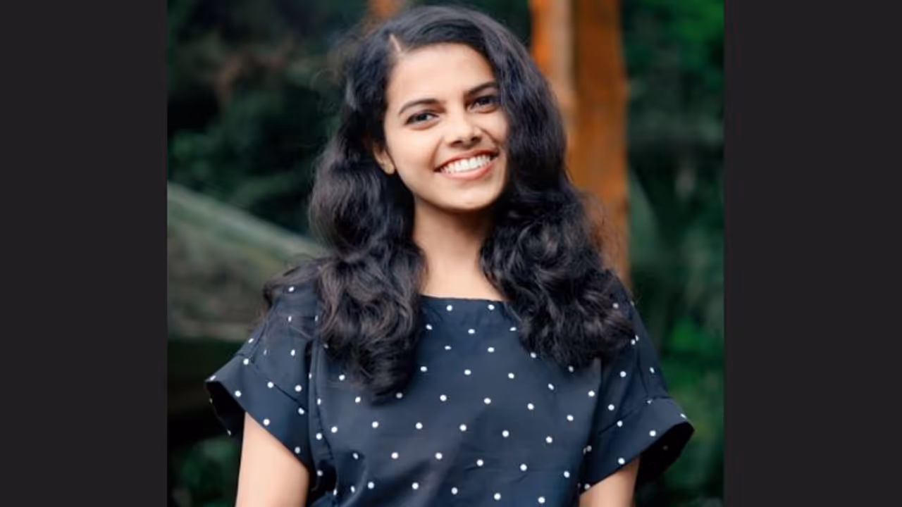 24 year old woman dies in bike accident in Gundlupet while returning to Kerala after Dussehra celebration 24 year old woman dies in bike accident in Gundlupet while returning to Kerala after Dussehra celebration