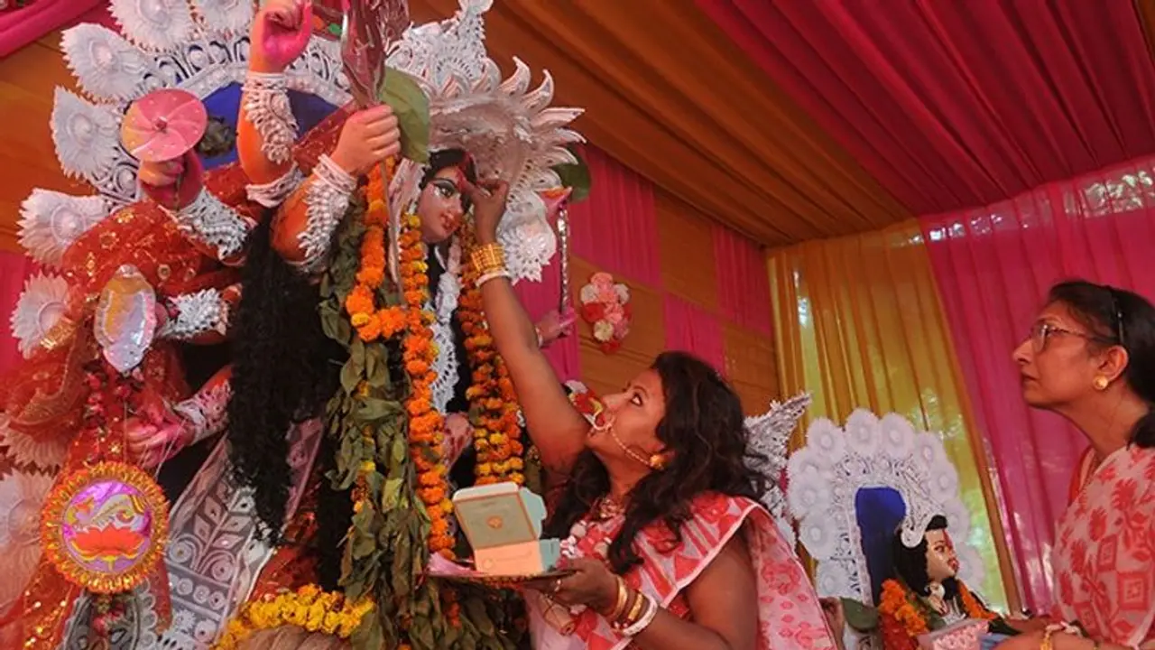 Durga Puja 2023: What is Sindoor Khela? Why do only married Bengali women play Sindoor Khela? Read Details Durga Puja 2023: What is Sindoor Khela? Why do only married Bengali women play Sindoor Khela? Read Details