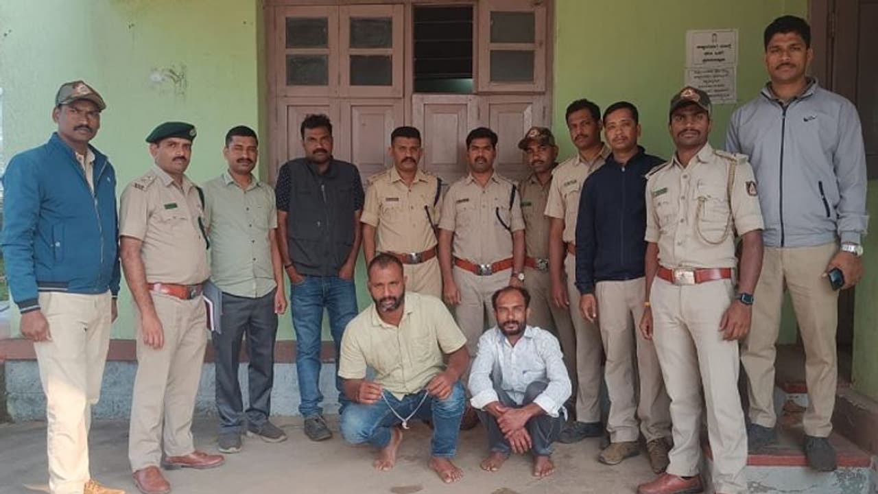 ಚಿಕ್ಕಮಗಳೂರು: ಬಿಗ್ಬಾಸ್ ಸ್ಪರ್ಧಿ ಸಂತೋಷ್ ಬಂಧನ ಬೆನ್ನಲ್ಲೇ ಹುಲಿ ಉಗುರು ಧರಿಸಿದ್ದ ಇಬ್ಬರ ಬಂಧನ ಚಿಕ್ಕಮಗಳೂರು: ಬಿಗ್ಬಾಸ್ ಸ್ಪರ್ಧಿ ಸಂತೋಷ್ ಬಂಧನ ಬೆನ್ನಲ್ಲೇ ಹುಲಿ ಉಗುರು ಧರಿಸಿದ್ದ ಇಬ್ಬರ ಬಂಧನ