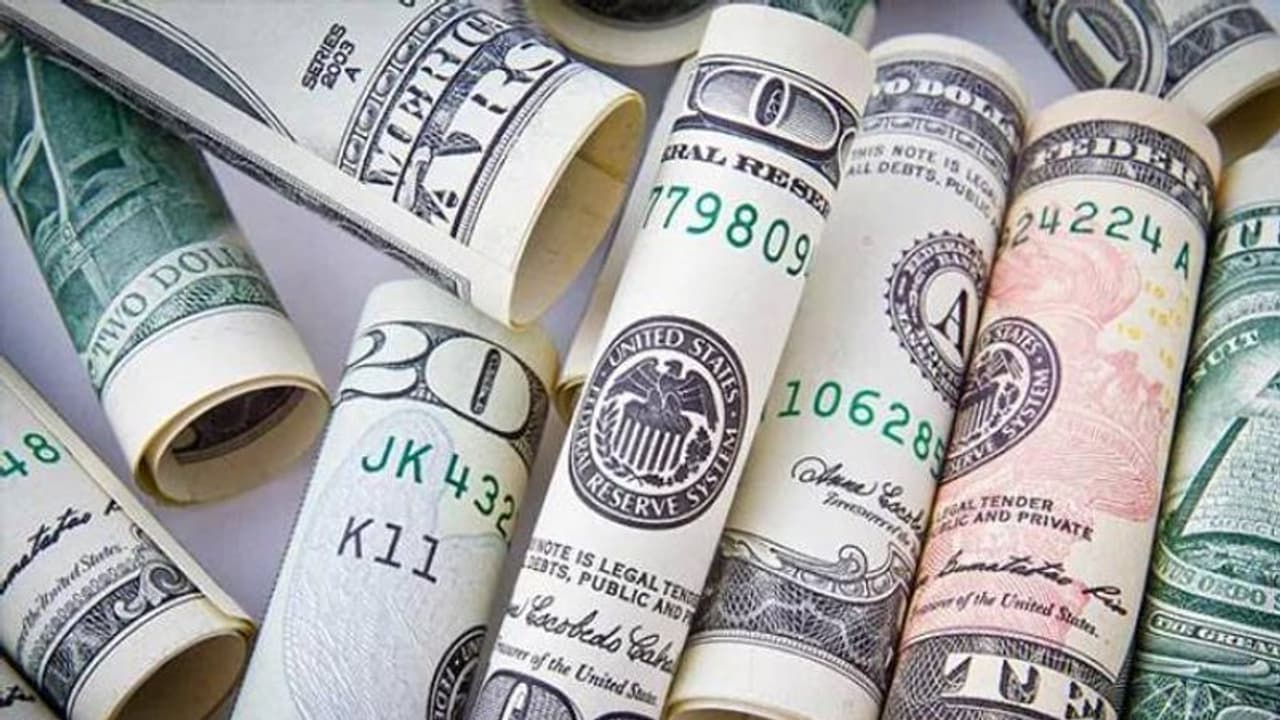  ಗರ್ಲ್ ಫ್ರೆಂಡ್ ಪಾದದ ಕೆಳಗೆ ನೋಟಿನ ಕಂತೆ, ಇಷ್ಟು ದುಡ್ಡು ನೋಡಿ ನೆಟ್ಟಿಗರು ದಂಗು!