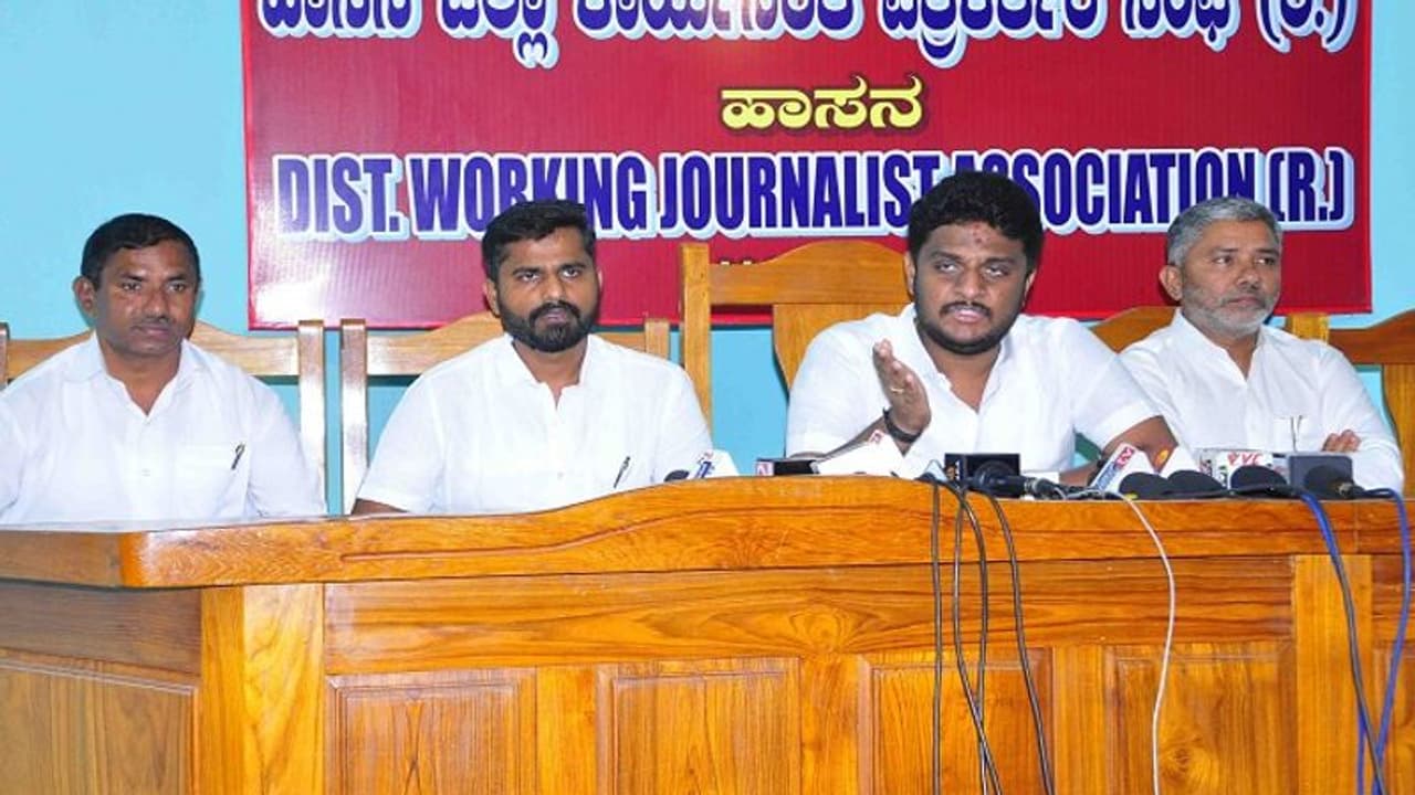 ಸರ್ಕಾರಿ ಹಣ ಲೂಟಿ ಹೊಡೆದಿಲ್ಲ ಅಂತ ದೇವರ ಮುಂದೆ ಪ್ರಮಾಣ ಮಾಡಲಿ: ಎಚ್.ಡಿ.ರೇವಣ್ಣಗೆ ಪಟೇಲ್ ಸವಾಲ್ ಸರ್ಕಾರಿ ಹಣ ಲೂಟಿ ಹೊಡೆದಿಲ್ಲ ಅಂತ ದೇವರ ಮುಂದೆ ಪ್ರಮಾಣ ಮಾಡಲಿ: ಎಚ್.ಡಿ.ರೇವಣ್ಣಗೆ ಪಟೇಲ್ ಸವಾಲ್