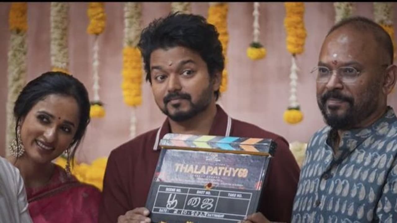 Thalapathy 68: 'தளபதி 68' பட பூஜையில் செம்ம ஸ்டைலிஷாக டீ ஷர்ட்டில் கலந்து கொண்ட விஜய்! வெளியானது வீடியோ! Thalapathy 68: 'தளபதி 68' பட பூஜையில் செம்ம ஸ்டைலிஷாக டீ ஷர்ட்டில் கலந்து கொண்ட விஜய்! வெளியானது வீடியோ!
