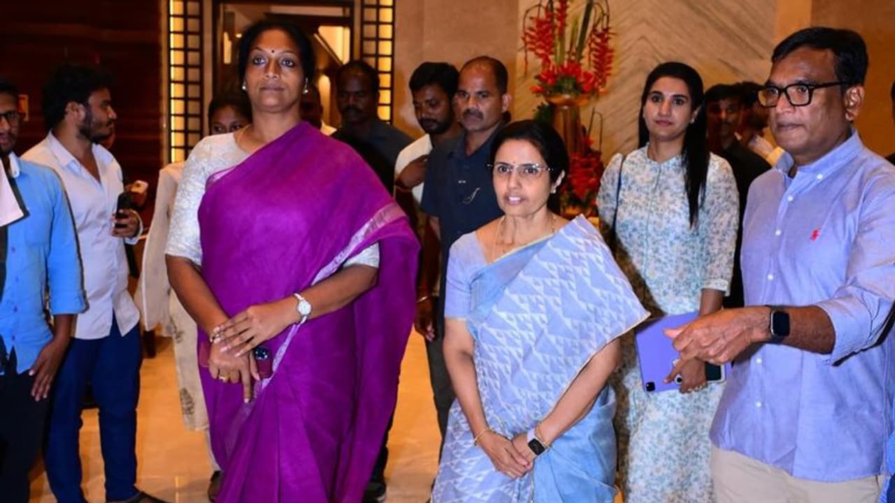 TDP: 'నిజం గెలవాలి' బస్సు యాత్రకు ముందు తిరుమ‌ల శ్రీవారిని ద‌ర్శించుకున్న నారా భువనేశ్వరి