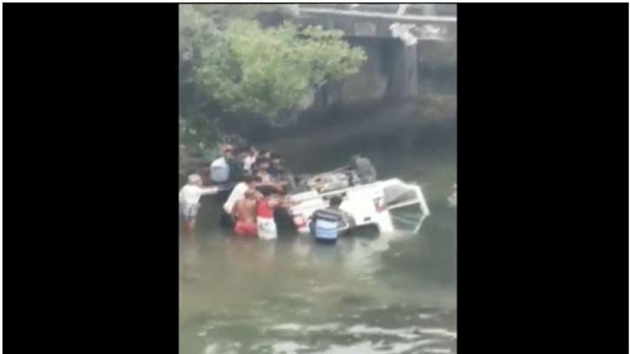 വാഹനമോടിക്കുമ്പോള് സെല്ഫിയെടുക്കാന് ശ്രമം; കാര് നിയന്ത്രണം വിട്ട് മറിഞ്ഞ് അഞ്ച് പേര്ക്ക് ദാരുണാന്ത്യം വാഹനമോടിക്കുമ്പോള് സെല്ഫിയെടുക്കാന് ശ്രമം; കാര് നിയന്ത്രണം വിട്ട് മറിഞ്ഞ് അഞ്ച് പേര്ക്ക് ദാരുണാന്ത്യം
