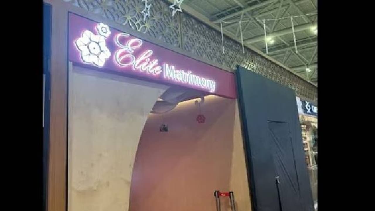 ചെന്നൈ വിമാനത്താവളത്തിനുള്ളിൽ മാട്രിമോണിയൽ ഏജൻസി; വൈറലായി ചിത്രങ്ങൾ ചെന്നൈ വിമാനത്താവളത്തിനുള്ളിൽ മാട്രിമോണിയൽ ഏജൻസി; വൈറലായി ചിത്രങ്ങൾ