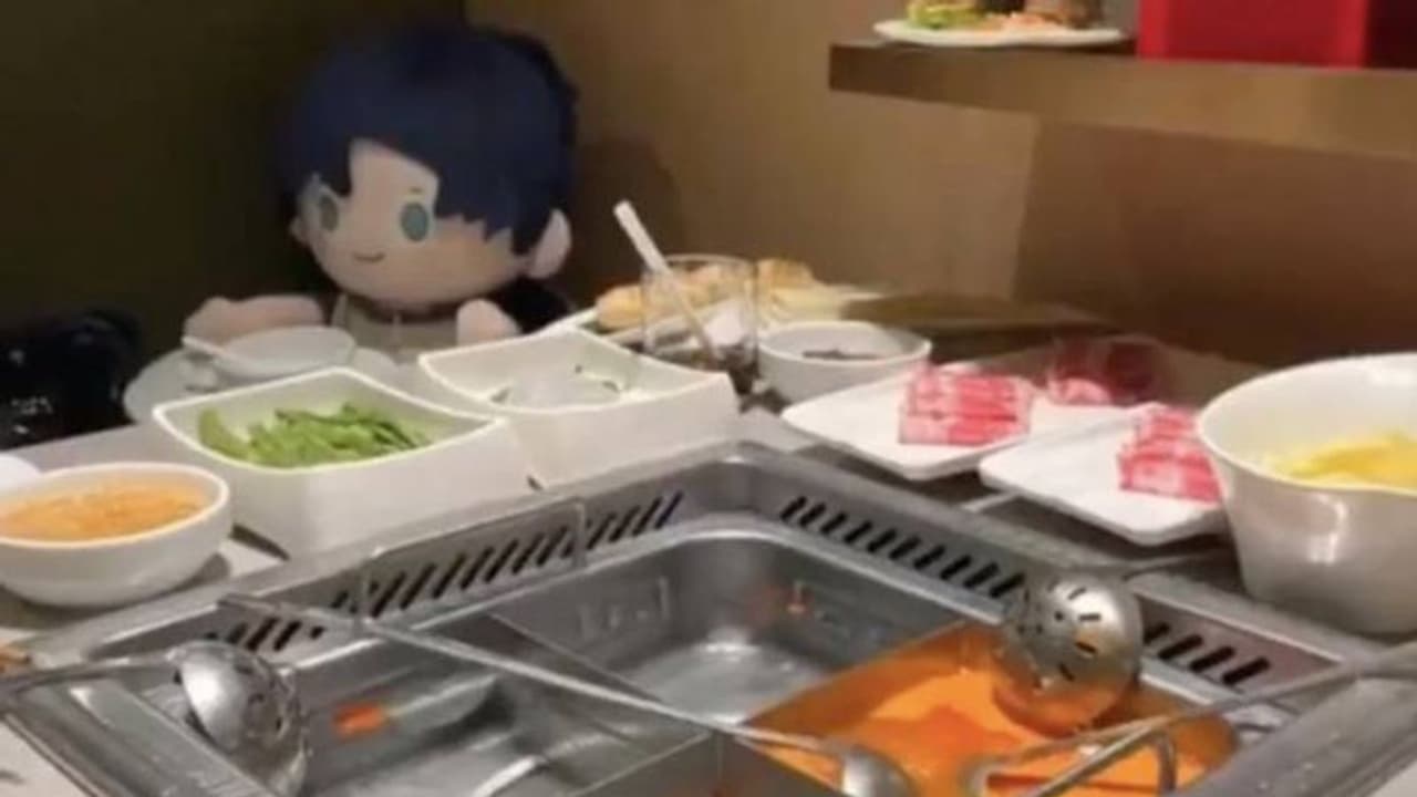 പാവകളുടെ പിറന്നാളാഘോഷിക്കാൻ യുവതി റെസ്റ്റോറന്റിൽ; പിന്നീട് സംഭവിച്ചത് പാവകളുടെ പിറന്നാളാഘോഷിക്കാൻ യുവതി റെസ്റ്റോറന്റിൽ; പിന്നീട് സംഭവിച്ചത്