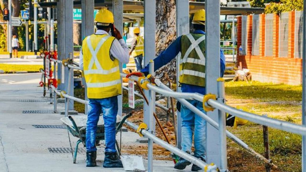 தொழிலாளர்களுக்கு போதிய ஓய்வு தரவேண்டும்.. இது வெளிநாட்டு ஊழியர்களுக்கும் பொருந்தும் சிங்கப்பூர் MOM அதிரடி! தொழிலாளர்களுக்கு போதிய ஓய்வு தரவேண்டும்.. இது வெளிநாட்டு ஊழியர்களுக்கும் பொருந்தும் சிங்கப்பூர் MOM அதிரடி!