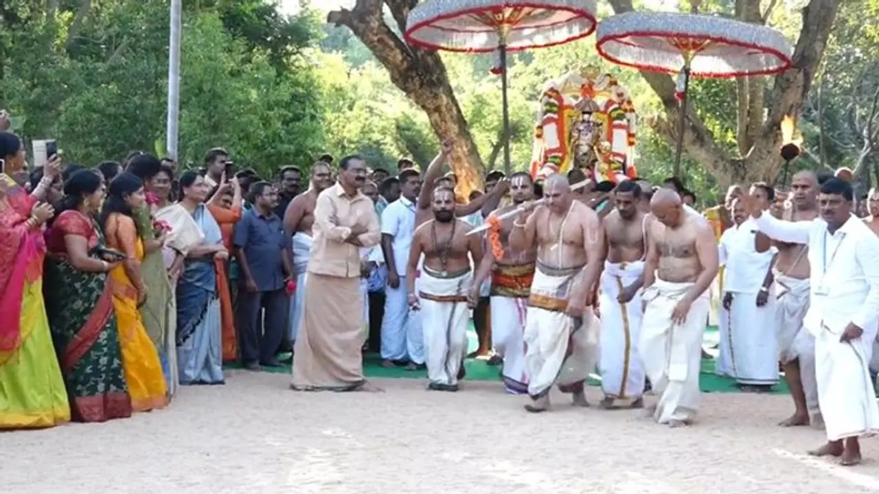 திருப்பதி வேடுபறி உற்சவம்: மான் வேட்டையாடினார் மலையப்பசாமி! திருப்பதி வேடுபறி உற்சவம்: மான் வேட்டையாடினார் மலையப்பசாமி!