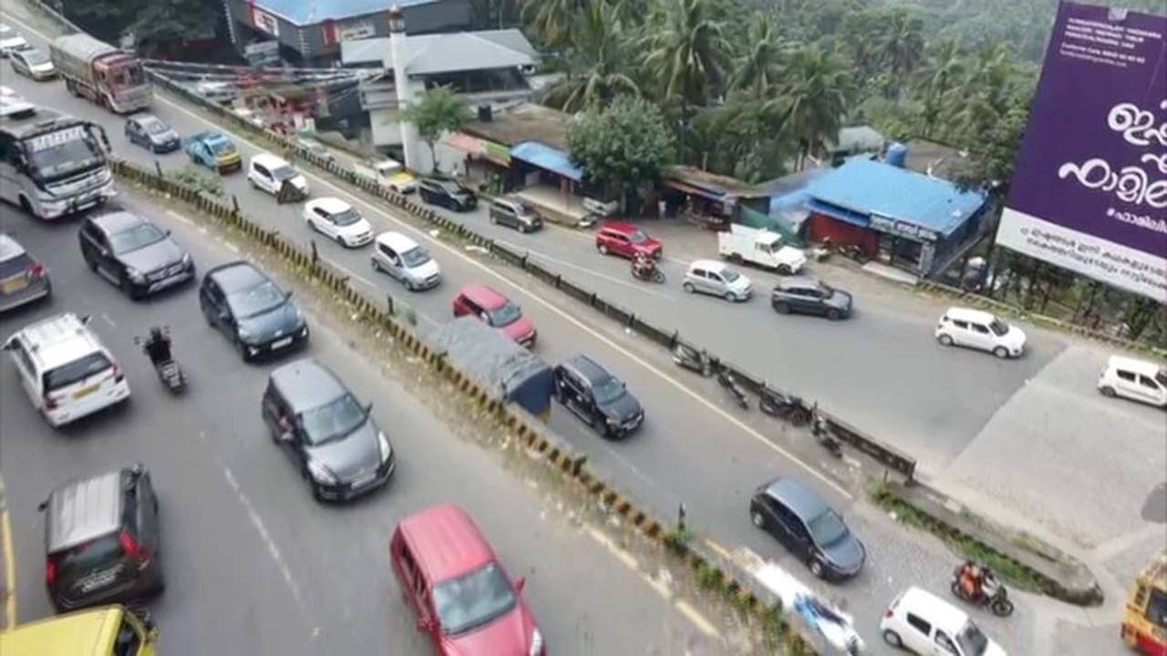 താമരശേരി ചുരത്തിലെ ഗതാഗതക്കുരുക്ക്; പ്രായോഗിക പരിഹാരം കണ്ടേ തീരൂവെന്ന് മനുഷ്യാവകാശ കമ്മീഷൻ താമരശേരി ചുരത്തിലെ ഗതാഗതക്കുരുക്ക്; പ്രായോഗിക പരിഹാരം കണ്ടേ തീരൂവെന്ന് മനുഷ്യാവകാശ കമ്മീഷൻ