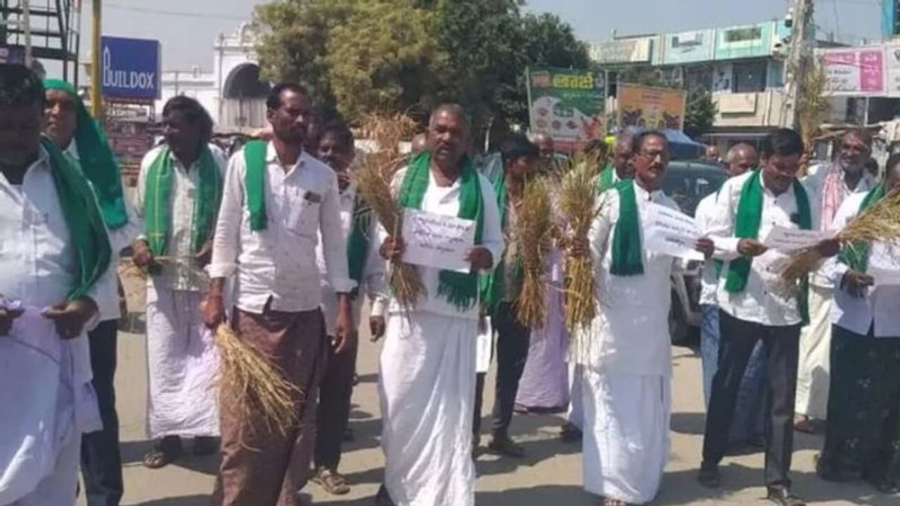 Telangana Assembly Elections 2023: తెలంగాణలో కన్నడ రాజకీయం, ఎవరికీ లాభం? Telangana Assembly Elections 2023: తెలంగాణలో కన్నడ రాజకీయం, ఎవరికీ లాభం?