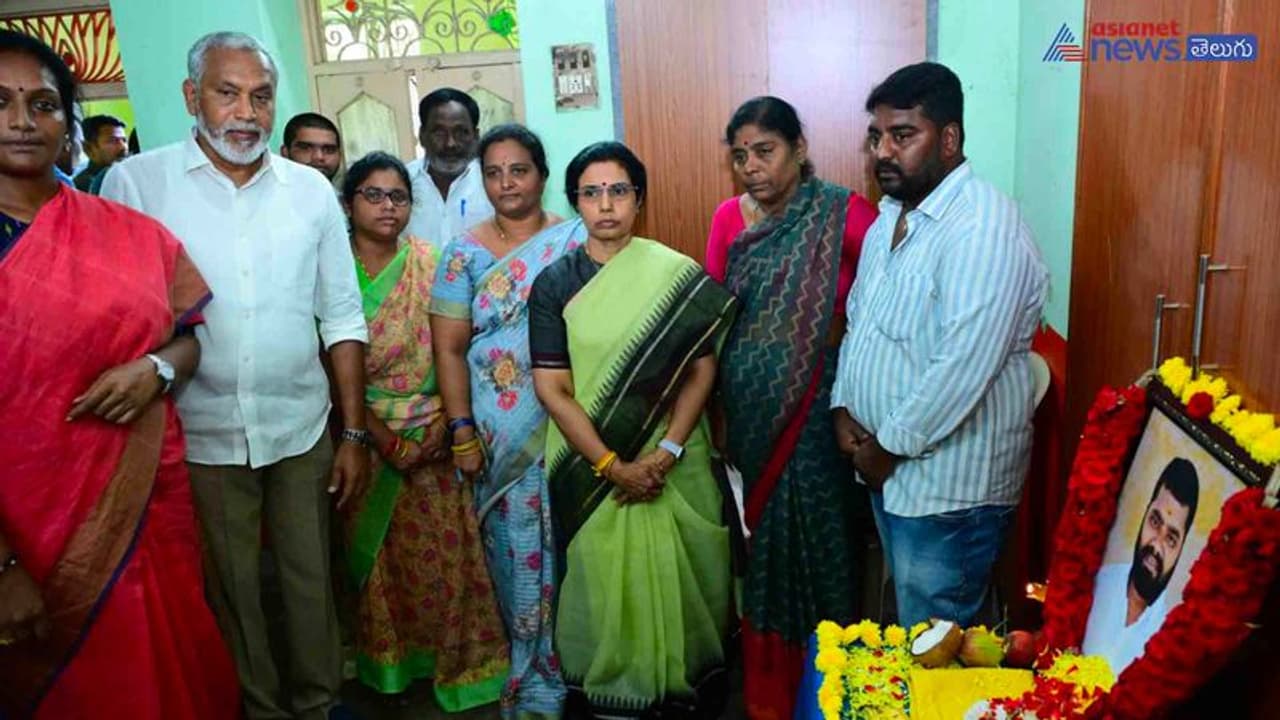 నిజం గెలవాలి బస్సు యాత్ర ప్రారంభం: చంద్రగిరిలో ప్రవీణ్ రెడ్డి కుటుంబానికి భువనేశ్వరి పరామర్శ( వీడియో) నిజం గెలవాలి బస్సు యాత్ర ప్రారంభం: చంద్రగిరిలో ప్రవీణ్ రెడ్డి కుటుంబానికి భువనేశ్వరి పరామర్శ( వీడియో)