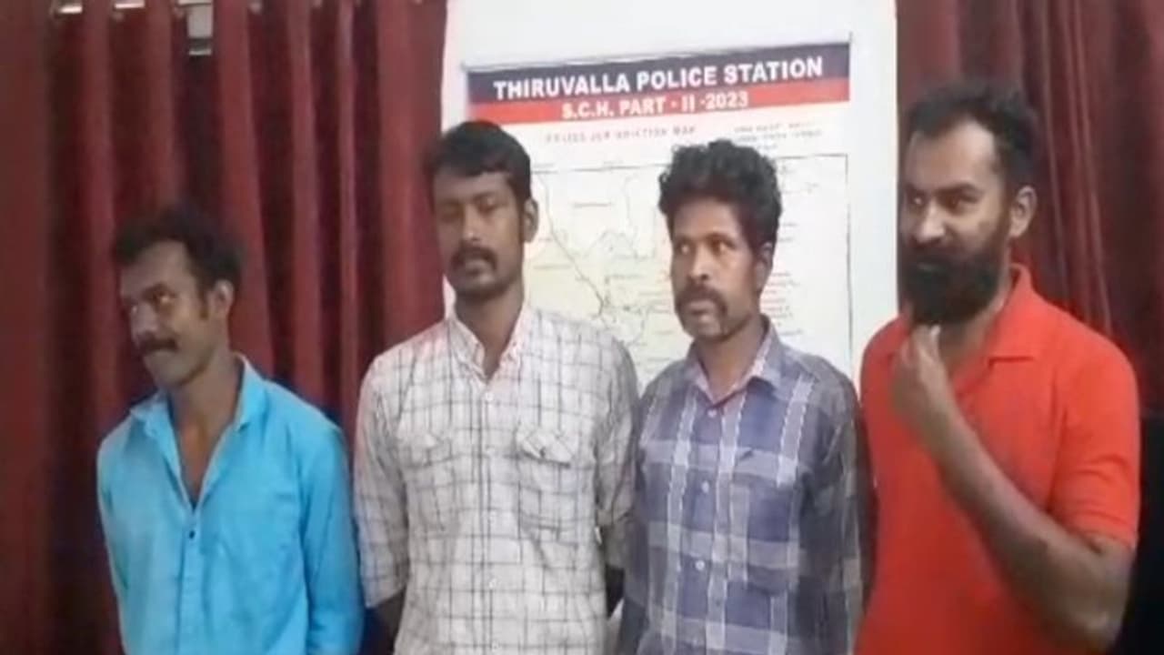 രണ്ട് വർഷത്തെ പക, കൊല്ലാൻ വിദേശ മലയാളിയുടെ ക്വട്ടേഷൻ; മുളകുപൊടി, മാരകായുധം, ഗുണ്ടാസംഘം പിടിയിൽ രണ്ട് വർഷത്തെ പക, കൊല്ലാൻ വിദേശ മലയാളിയുടെ ക്വട്ടേഷൻ; മുളകുപൊടി, മാരകായുധം, ഗുണ്ടാസംഘം പിടിയിൽ