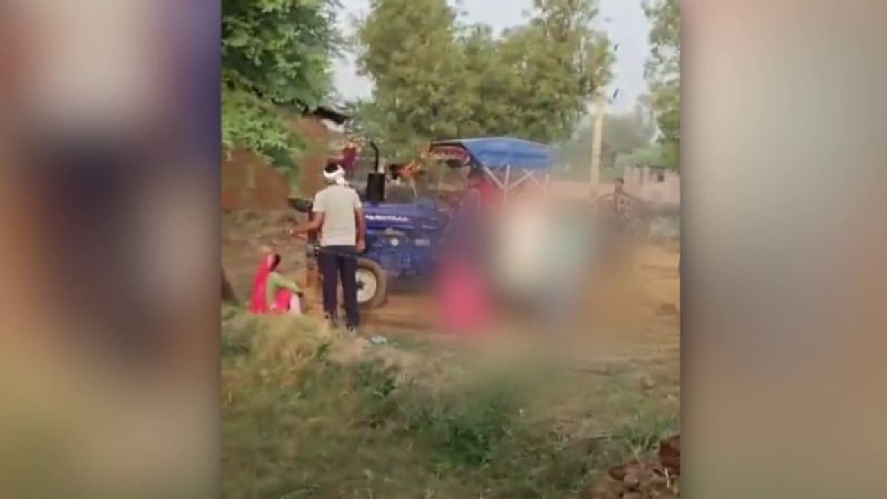 അതിക്രൂരം ഈ കൊലപാതകം! ശരീരത്തിലൂടെ ട്രാക്ടര് കയറ്റിയിറക്കിയത് എട്ടുതവണ, യുവാവിന് ദാരുണാന്ത്യം വീഡിയോ അതിക്രൂരം ഈ കൊലപാതകം! ശരീരത്തിലൂടെ ട്രാക്ടര് കയറ്റിയിറക്കിയത് എട്ടുതവണ, യുവാവിന് ദാരുണാന്ത്യം വീഡിയോ