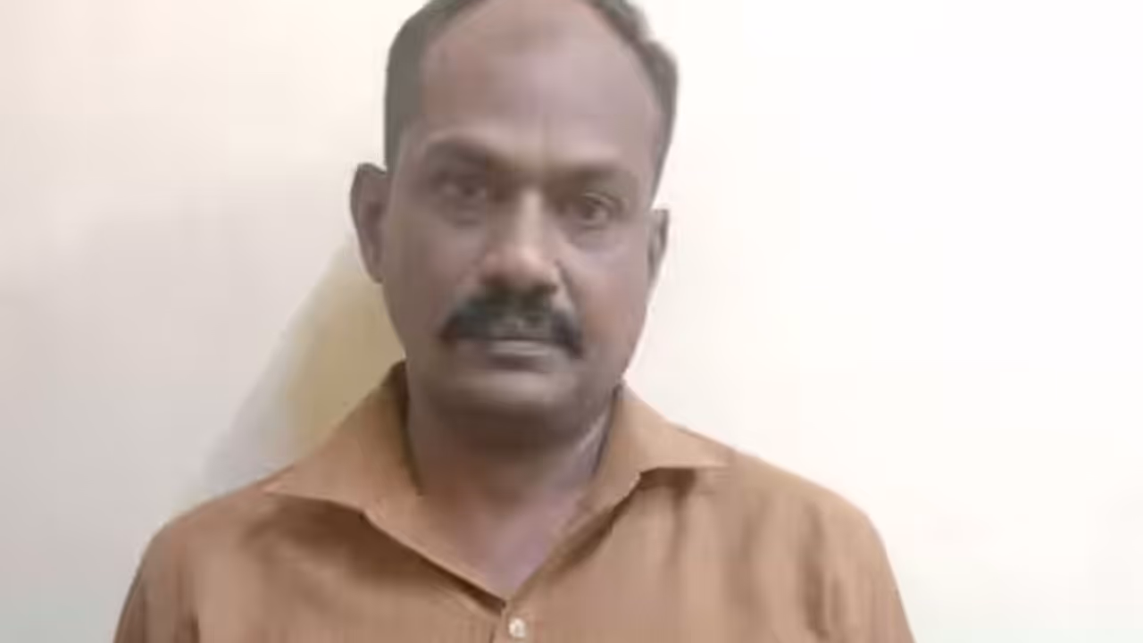 கருணாநிதி குறித்து அவதூறு.. நாம் தமிழர் கட்சி பிரமுகர் வீடு புகுந்து தட்டித்தூக்கிய போலீஸ்..!